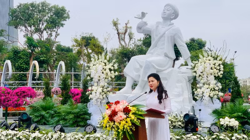 Giám đốc Sở Văn hóa và Thể thao Hải Phòng Trần Thị Hoàng Mai phát biểu tại lễ khánh thành tượng đài.