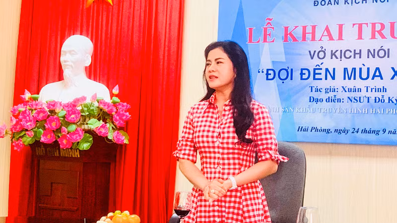 Giám đốc Sở Văn hóa và Thể thao Hải Phòng Trần Thị Hoàng Mai chia sẻ về vở diễn. Giám đốc Sở Văn hóa và Thể thao Hải Phòng Trần Thị Hoàng Mai chia sẻ về vở diễn.