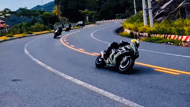 Các "phượt thủ" ôm cua tốc độ cao. (Ảnh cắt từ clip) Các "phượt thủ" ôm cua tốc độ cao. (Ảnh cắt từ clip)