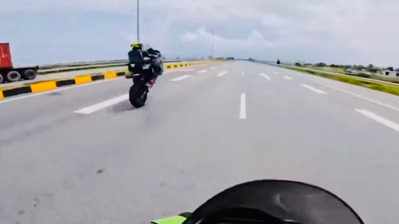 Các "phượt thủ" chạy xe mô-tô phân khối lớn bốc đầu trên đường. (Ảnh cắt từ clip)