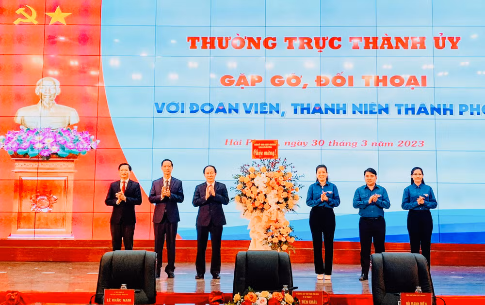 Lãnh đạo thành phố Hải Phòng chúc mừng Đoàn Thanh niên Cộng sản Hồ Chí Minh thành phố nhân Tháng Thanh niên. Lãnh đạo thành phố Hải Phòng chúc mừng Đoàn Thanh niên Cộng sản Hồ Chí Minh thành phố nhân Tháng Thanh niên.
