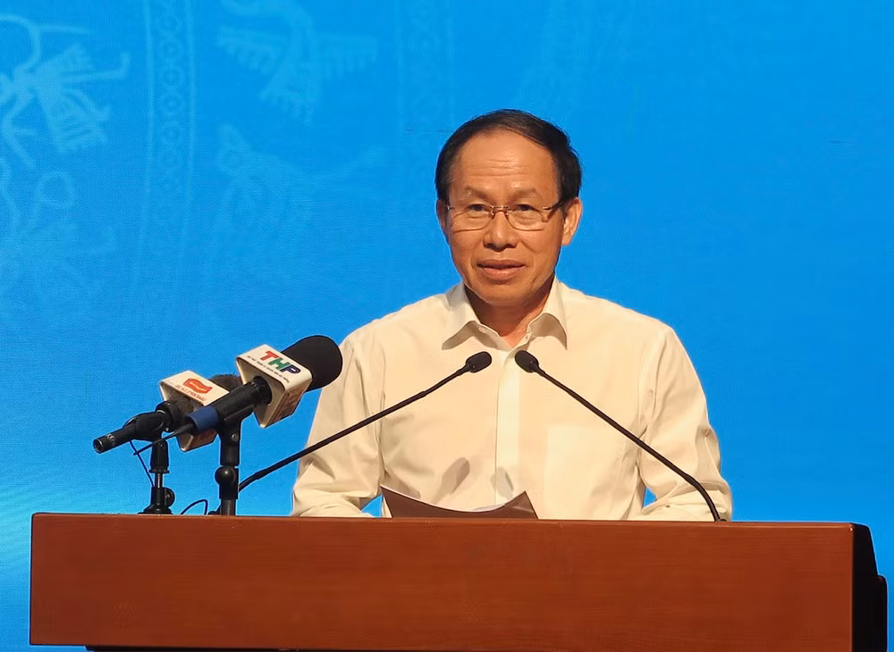 Bí thư Thành ủy Hải Phòng Lê Tiến Châu trao đổi với công nhân lao động Bí thư Thành ủy Hải Phòng Lê Tiến Châu trao đổi với công nhân lao động