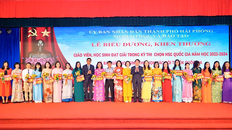 Biểu dương, khen thưởng các thầy cô giáo có học sinh đạt giải cao trong các kỳ thi học sinh giỏi.