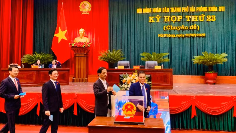 Các đại biểu bỏ phiếu bầu cử kiện toàn chức danh Trưởng ban Đô thị Hội đồng nhân dân thành phố Hải Phòng khóa 16 (nhiệm kỳ 2021-2026).