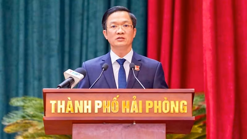 Chủ tịch Hội đồng nhân dân thành phố Hải Phòng Phạm Văn Lập phát biểu tại kỳ họp.