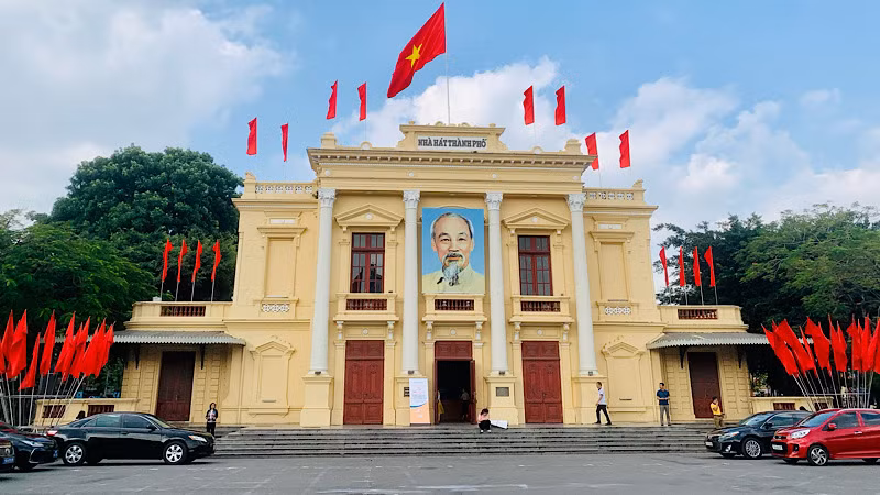 Nhà hát thành phố Hải Phòng - công trình kiến trúc Pháp tiêu biểu tại trung tâm thành phố.