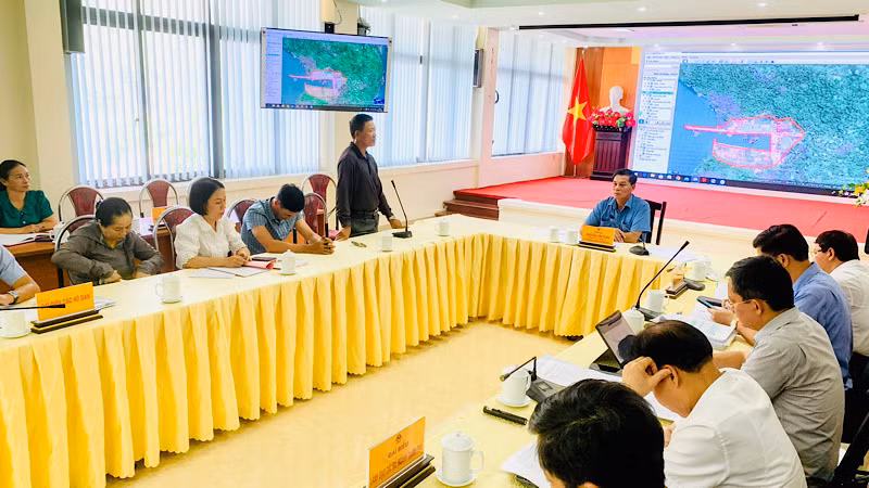 Lãnh đạo thành phố Hải Phòng và các ngành lắng nghe ý kiến của các hộ dân có liên quan.
