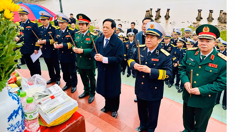 Dâng hương tưởng niệm các Anh hùng Liệt sĩ tàu không số. Dâng hương tưởng niệm các Anh hùng Liệt sĩ tàu không số.
