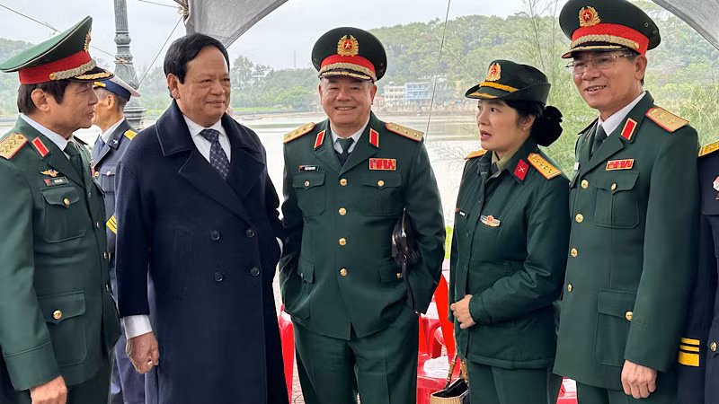 Các chiến sĩ Đoàn tàu không số gặp mặt các thế hệ chiến sĩ. Các chiến sĩ Đoàn tàu không số gặp mặt các thế hệ chiến sĩ.