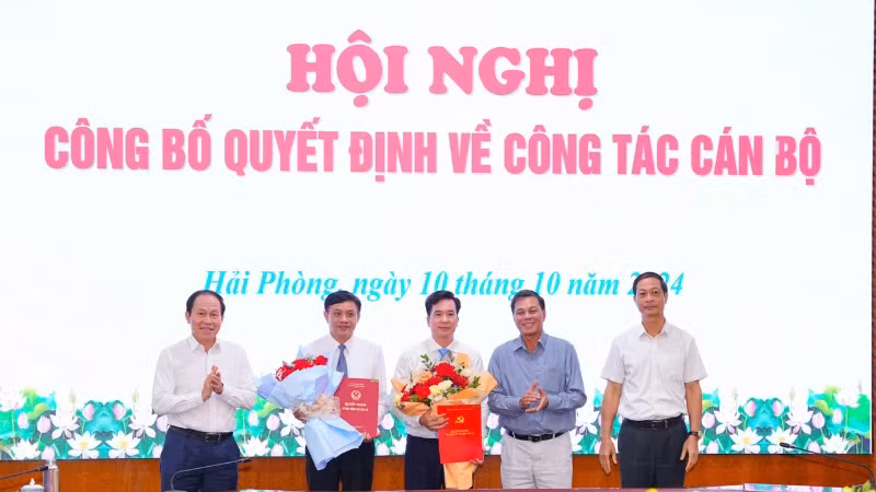 Lãnh đạo Thành ủy Hải Phòng trao Quyết định và chúc mừng tân Giám đốc Sở Nội vụ Hải Phòng và Phó Trưởng Ban Tổ chức Thành ủy.