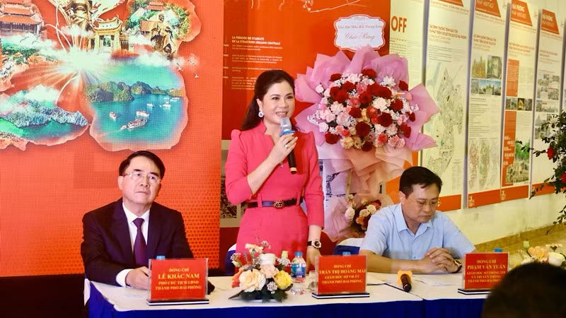 Giám đốc Sở Văn hóa-Thể thao Hải Phòng Trần Thị Hoàng Mai giới thiệu về chương trình đêm hội tối 11/5. Giám đốc Sở Văn hóa-Thể thao Hải Phòng Trần Thị Hoàng Mai giới thiệu về chương trình đêm hội tối 11/5.