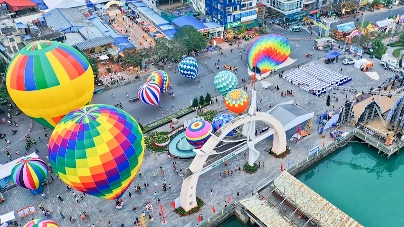Ngày hội Khinh khí cầu trên đảo Cát Bà.