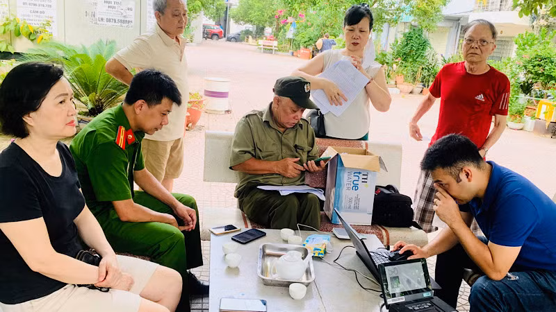 Công an phường Máy Tơ (quận Ngô Quyền) trực tiếp xuống tổ dân phố để kích hoạt tài khoản định danh điện tử cho người dân.