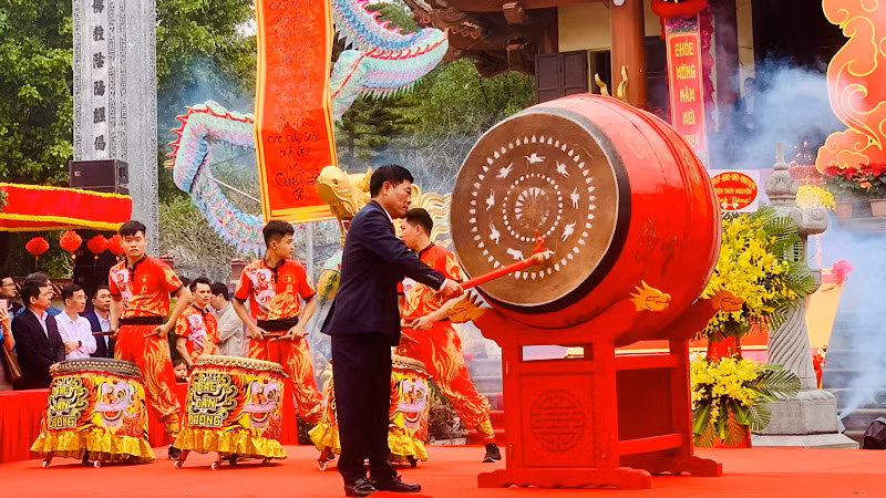 Chủ tịch Ủy ban nhân dân huyện Thủy Nguyên nổi trống khai mạc lễ hội.