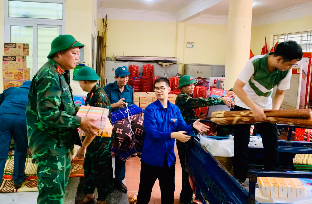 Các địa phương chuẩn bị nhu yếu phẩm nước uống, vật dụng cần thiết giúp người dân tại các địa điểm tránh trú bão.