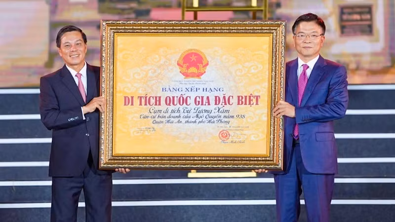 Phó Thủ tướng Chính phủ Lê Thành Long trao Bằng xếp hạng Cụm di tích Từ Lương Xâm - căn cứ bản doanh của Ngô Quyền năm 938 là Di tích quốc gia đặc biệt cho lãnh đạo thành phố Hải Phòng. Phó Thủ tướng Chính phủ Lê Thành Long trao Bằng xếp hạng Cụm di tích Từ Lương Xâm - căn cứ bản doanh của Ngô Quyền năm 938 là Di tích quốc gia đặc biệt cho lãnh đạo thành phố Hải Phòng.