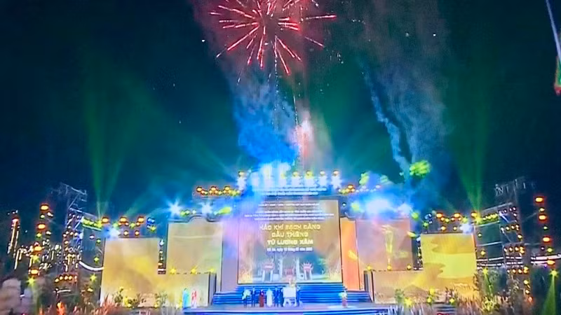 Chương trình nghệ thuật tưng bừng tại Lễ hội Từ Lương Xâm. Chương trình nghệ thuật tưng bừng tại Lễ hội Từ Lương Xâm.