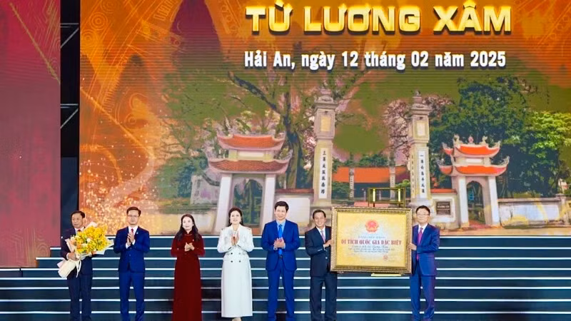 Phó Thủ tướng Chính phủ Lê Thành Long trao Bằng xếp hạng Cụm di tích Từ Lương Xâm - căn cứ bản doanh của Ngô Quyền năm 938 là Di tích quốc gia đặc biệt cho lãnh đạo thành phố Hải Phòng và quận Hải An.
