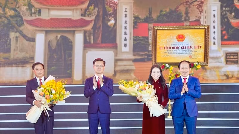 Ủy viên Trung ương Đảng, Bí thư Thành ủy Hải Phòng Lê Tiến Châu tặng hoa chúc mừng lãnh đạo quận Hải An. Ủy viên Trung ương Đảng, Bí thư Thành ủy Hải Phòng Lê Tiến Châu tặng hoa chúc mừng lãnh đạo quận Hải An.