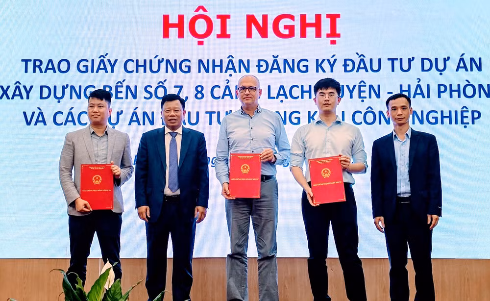 Trao giấy chứng nhận đầu tư cho 3 doanh nghiệp FDI.