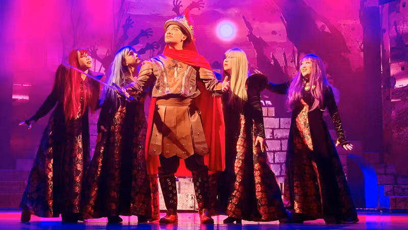 Cảnh trong vở diễn: Macbeth gặp các phù thủy. Cảnh trong vở diễn: Macbeth gặp các phù thủy.