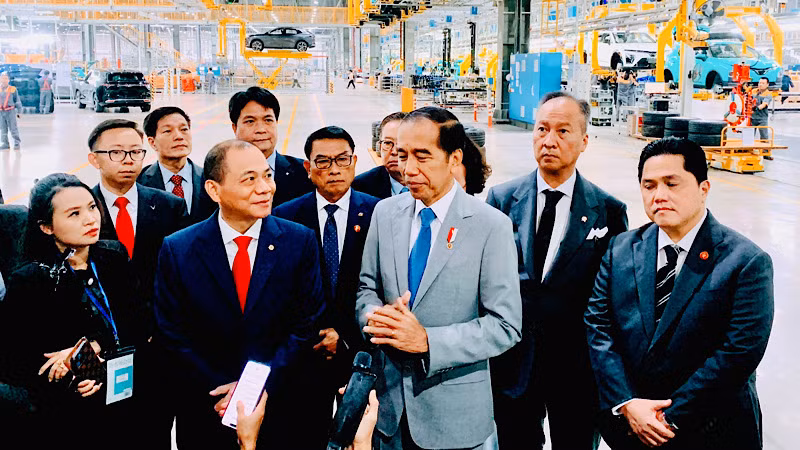 Tổng thống Indonesia Joko Widodo bày tỏ vui mừng khi đến thăm nhà máy. Tổng thống Indonesia Joko Widodo bày tỏ vui mừng khi đến thăm nhà máy.