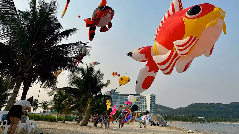 Ngày hội trình diễn diều nghệ thuật tại bãi biển Đồ Sơn. Ngày hội trình diễn diều nghệ thuật tại bãi biển Đồ Sơn.