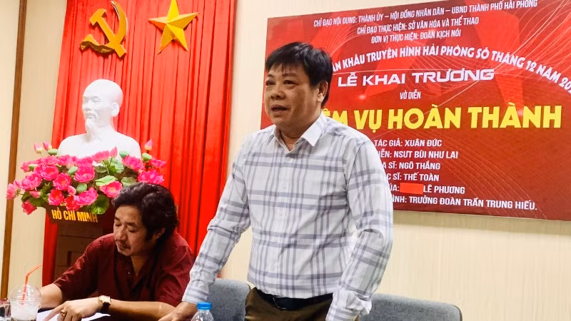 Trưởng Đoàn Kịch nói Hải Phòng Trần Trung Hiếu chia sẻ về vở diễn. Trưởng Đoàn Kịch nói Hải Phòng Trần Trung Hiếu chia sẻ về vở diễn.