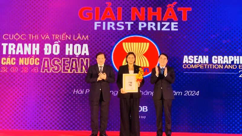 Lãnh đạo Bộ Văn hóa, Thể thao và Du lịch cùng lãnh đạo Ủy ban nhân dân thành phố Hải Phòng trao giải Nhất tặng tác giả đoạt giải. Lãnh đạo Bộ Văn hóa, Thể thao và Du lịch cùng lãnh đạo Ủy ban nhân dân thành phố Hải Phòng trao giải Nhất tặng tác giả đoạt giải.