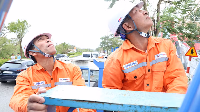 Các công nhân ngành điện tập trung cao cho khắc phục sự cố, nhanh chóng cấp điện trở lại phục vụ sản xuất và đời sống.