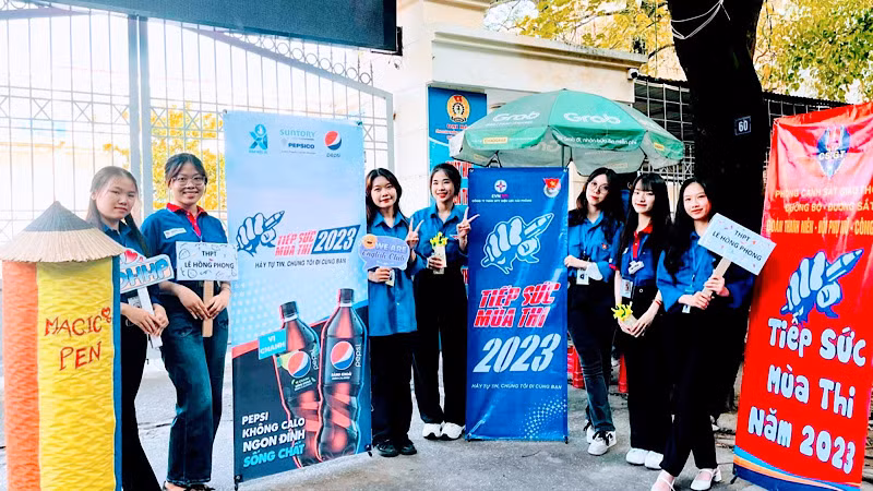 Các đội hình tình nguyện tiếp sức mùa thi của Đoàn thanh niên và Hội sinh viên thành phố Hải Phòng đã ra quân hỗ trợ thí sinh dự thi.