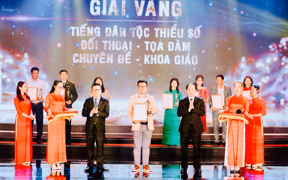 Tổng Biên tập Báo Nhân Dân Lê Quốc Minh và Bí thư Thành ủy Hải Phòng Lê Tiến Châu trao giải Vàng tặng các tác giả đoạt giải. Tổng Biên tập Báo Nhân Dân Lê Quốc Minh và Bí thư Thành ủy Hải Phòng Lê Tiến Châu trao giải Vàng tặng các tác giả đoạt giải.