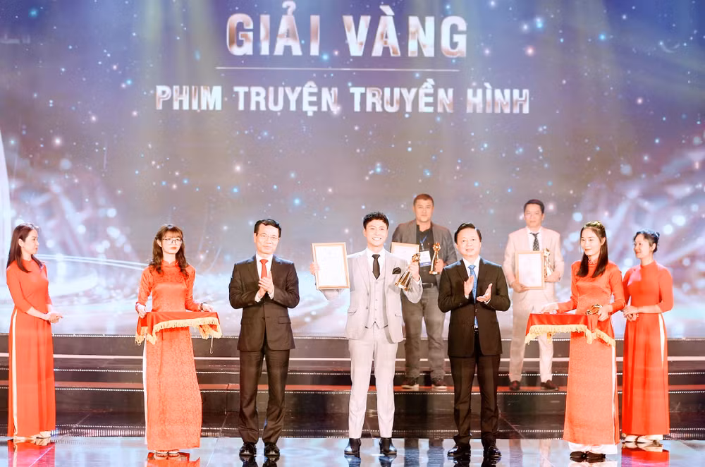 Phó Thủ tướng Chính phủ Trần Hồng Hà và Bộ trưởng Thông tin và Truyền thông Nguyễn Mạnh Hùng trao giải Vàng tặng thể loại Phim truyền hình. Phó Thủ tướng Chính phủ Trần Hồng Hà và Bộ trưởng Thông tin và Truyền thông Nguyễn Mạnh Hùng trao giải Vàng tặng thể loại Phim truyền hình.