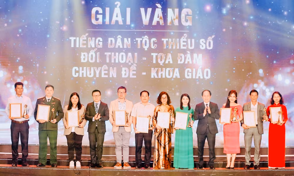 Các tác phẩm truyền hình xuất sắc được vinh danh. Các tác phẩm truyền hình xuất sắc được vinh danh.
