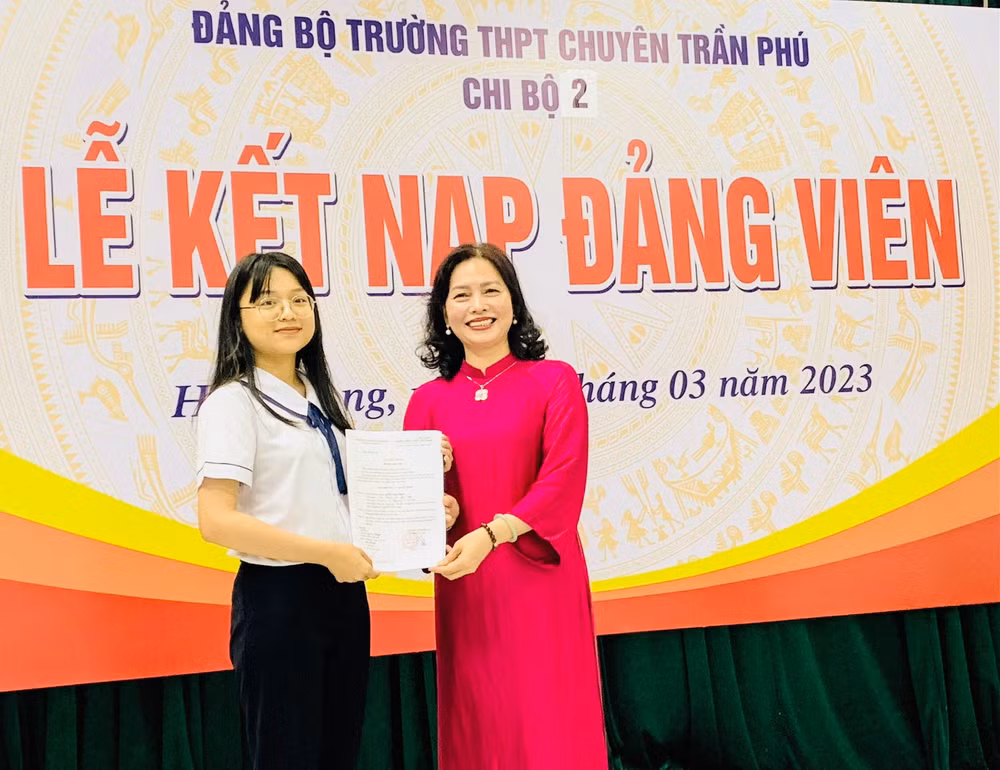 Lãnh đạo Trường THPT Trần Phú trao quyết định kết nạp Đảng cho đảng viên mới.