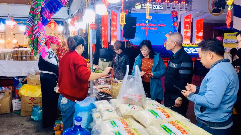 Đoàn viên công đoàn, công nhân, lao động và nhân dân tham quan mua sắm tại Chợ Tết Công đoàn Hải Phòng.