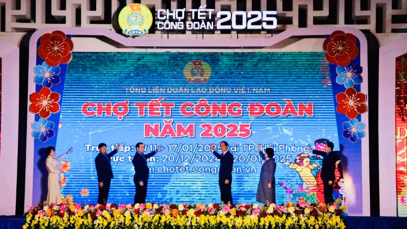 Các đại biểu ấn nút khai trương chương trình “Chợ Tết Công đoàn năm 2025” trực tuyến qua website của Tổng Liên đoàn Lao động trên phạm vi toàn quốc.