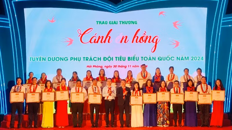 Trao Bằng khen tặng các phụ trách Đội tiêu biểu toàn quốc.