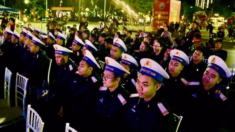 Chương trình thu hút sự tham dự của các lực lượng vũ trang, nhân dân và du khách.