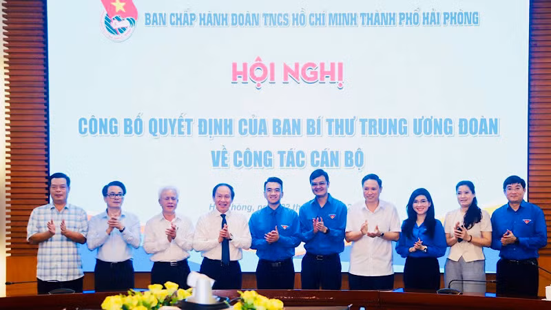 Lãnh đạo Thành ủy Hải Phòng và Trung ương Đoàn chúc mừng tân Bí thư Thành Đoàn Hải Phòng. Lãnh đạo Thành ủy Hải Phòng và Trung ương Đoàn chúc mừng tân Bí thư Thành Đoàn Hải Phòng.