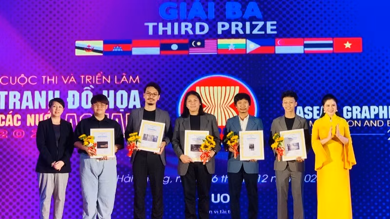 Ban Tổ chức trao giải thưởng tặng các tác giả. Ban Tổ chức trao giải thưởng tặng các tác giả.