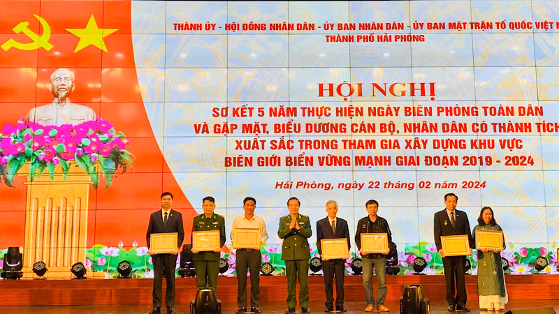 Tư lệnh Bộ đội Biên phòng, Trung tướng Lê Đức Thái trao Kỷ niệm chương "Vì chủ quyền an ninh biên giới Tổ quốc" tặng các điển hình tiêu biểu.