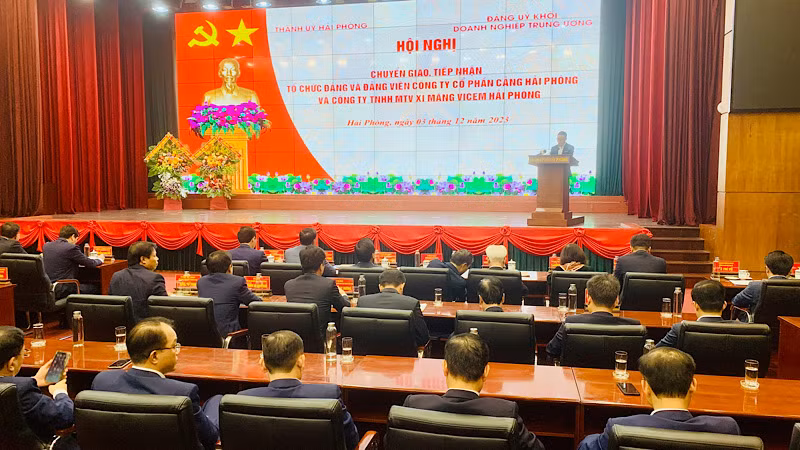Quang cảnh Hội nghị chuyển giao và tiếp nhận 2 tổ chức đảng và đảng viên. Quang cảnh Hội nghị chuyển giao và tiếp nhận 2 tổ chức đảng và đảng viên.