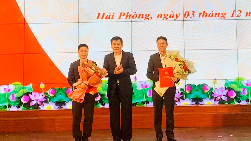 Đại diện lãnh đạo Đảng ủy Khối Doanh nghiệp Trung ương trao Quyết định tiếp nhận 2 tổ chức đảng và đảng viên cho Đảng ủy Tổng Công ty Hàng hải Việt Nam và Đảng ủy Tổng Công ty Xi-măng Việt Nam Đại diện lãnh đạo Đảng ủy Khối Doanh nghiệp Trung ương trao Quyết định tiếp nhận 2 tổ chức đảng và đảng viên cho Đảng ủy Tổng Công ty Hàng hải Việt Nam và Đảng ủy Tổng Công ty Xi-măng Việt Nam