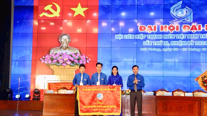 Ủy ban Trung ương Hội Liên hiệp Thanh niên Việt Nam trao Cờ thi đua tặng Hội Liên hiệp Thanh niên Việt Nam thành phố Hải Phòng. Ủy ban Trung ương Hội Liên hiệp Thanh niên Việt Nam trao Cờ thi đua tặng Hội Liên hiệp Thanh niên Việt Nam thành phố Hải Phòng.