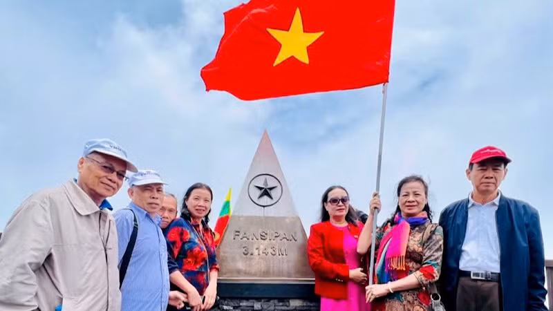 Du khách thưởng ngoạn trên đỉnh Fansipan (Lào Cai).