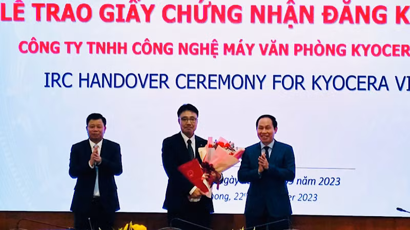 Trao Giấy chứng nhận tăng vốn đầu tư cho Nhà máy của Kyocera (Nhật Bản). Trao Giấy chứng nhận tăng vốn đầu tư cho Nhà máy của Kyocera (Nhật Bản).