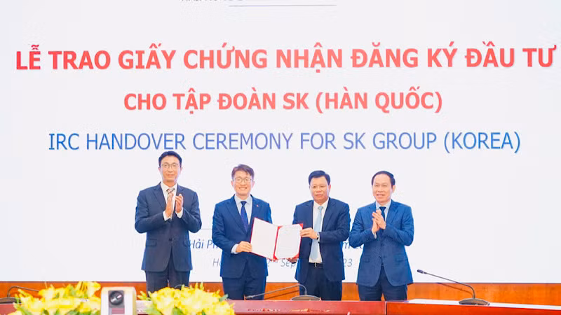 Trao Giấy chứng nhận đầu tư cho Tập đoàn SK (Hàn Quốc). Trao Giấy chứng nhận đầu tư cho Tập đoàn SK (Hàn Quốc).