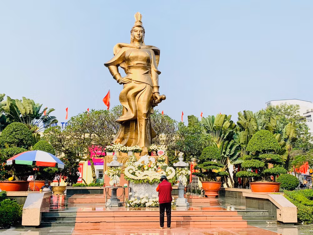 Tượng đài Nữ tướng Lê Chân, một công trình điêu khắc mỹ thuật hoành tráng tại trung tâm thành phố Hải Phòng.