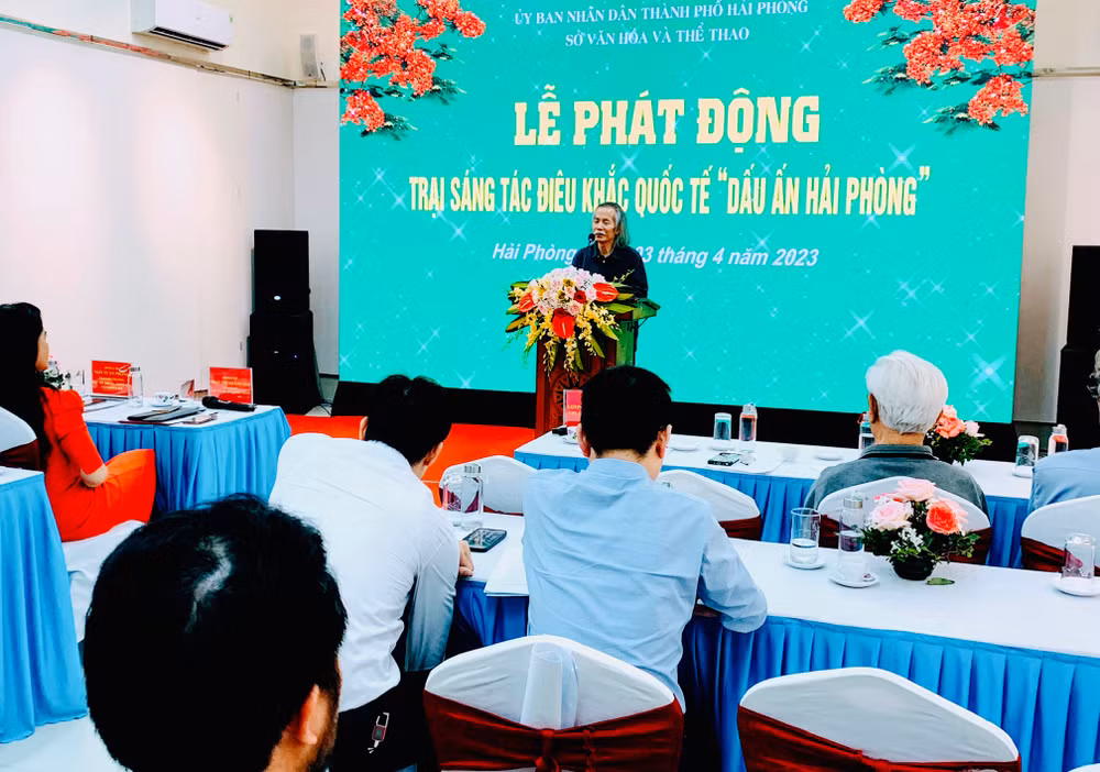 Chủ tịch Hội Mỹ thuật Việt Nam Lương Xuân Đoàn phát biểu hưởng ứng trại sáng tác điêu khắc "Dấu ấn Hải Phòng". Chủ tịch Hội Mỹ thuật Việt Nam Lương Xuân Đoàn phát biểu hưởng ứng trại sáng tác điêu khắc "Dấu ấn Hải Phòng".